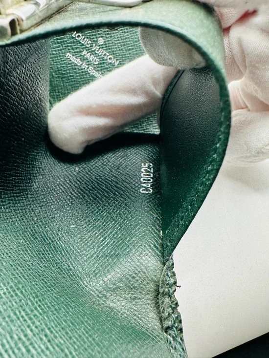 Louis Vuitton Taiga Key / Card Holder - Picture 10 of 11